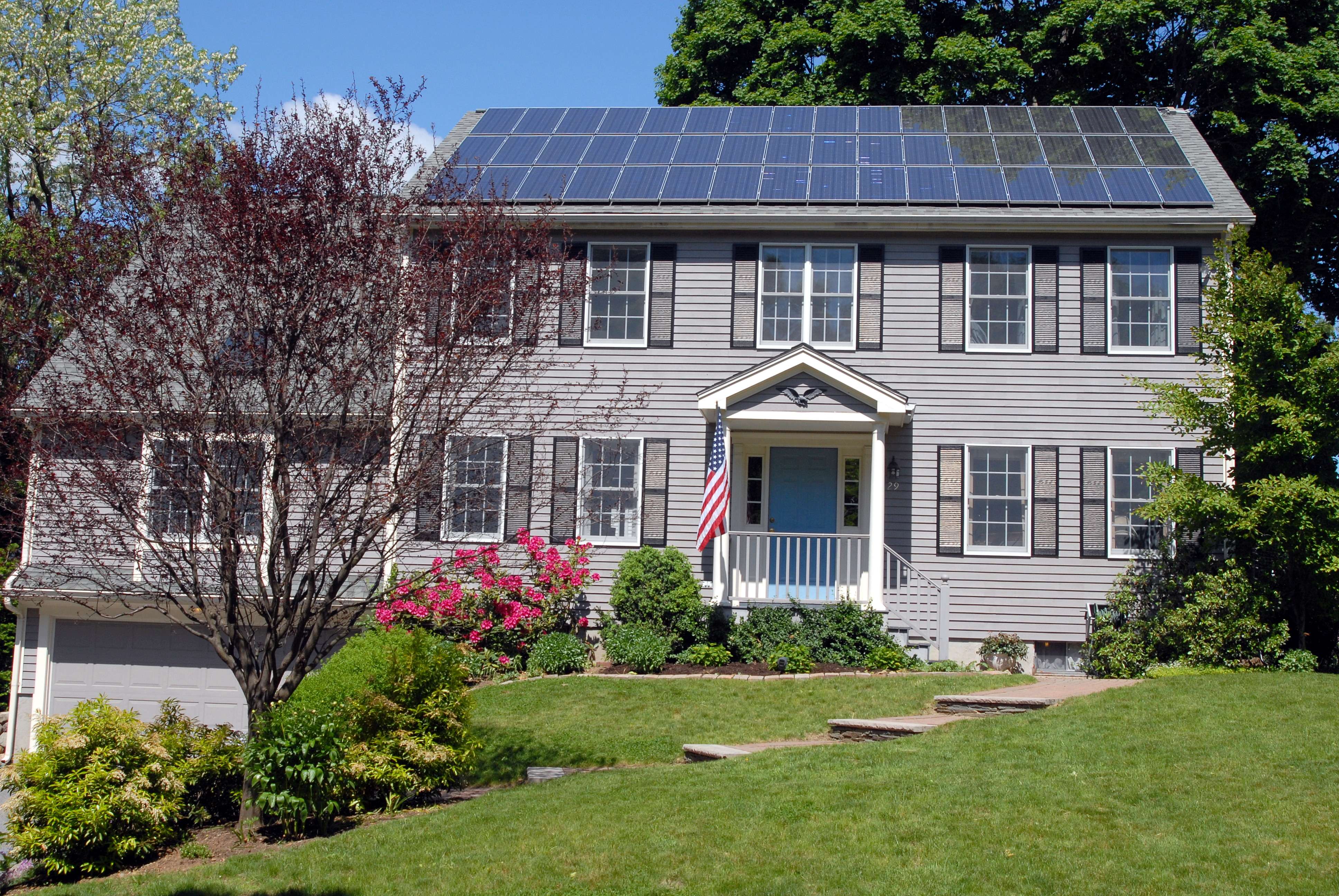 Paneles solares instalados en el tejado de una vivienda